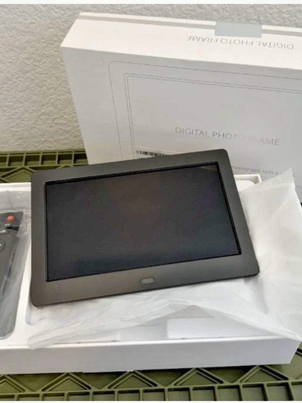 New 7 in Digital Photo Frame with IPS Screen - 1280x800 , 16:9 , Black